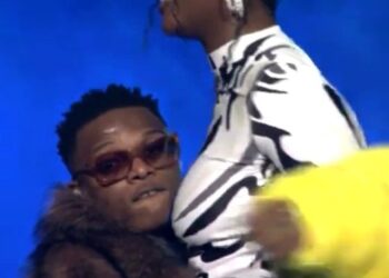 That awkward moment Tems stopped Wizkid from lifting her on stage