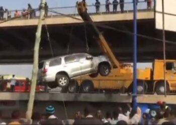 Toyota Land Cruiser crashes into Odaw river at Circle