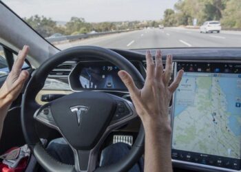 Tesla Autopilot Stirs U.S. Alarm as ‘Disaster Waiting to Happen’