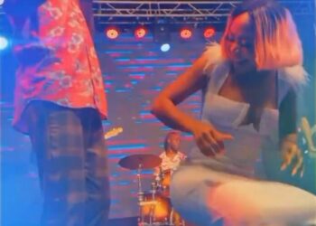 Akuapem Poloo shakes backside for Kofi Kinaata