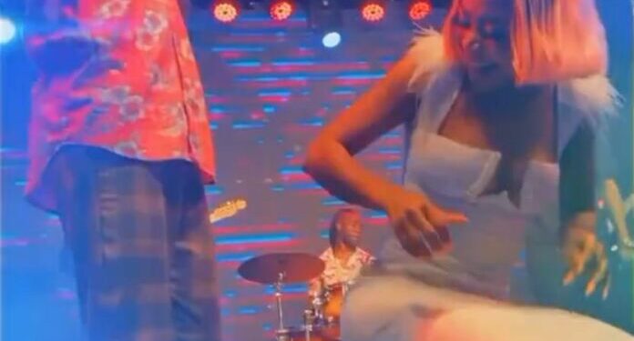 Akuapem Poloo shakes backside for Kofi Kinaata