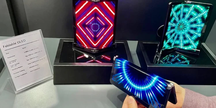 LG’s New Extra Flexible 8-Inch OLED Screen Can Be Folded Both Inward and Outward