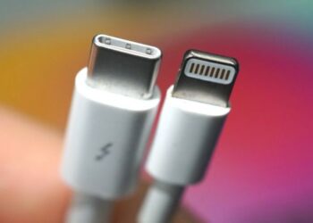 U.S. joins Europe in pushing Apple to make USB-C charging switch