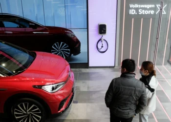 EU lawmakers back ban on new fossil-fuel cars from 2035