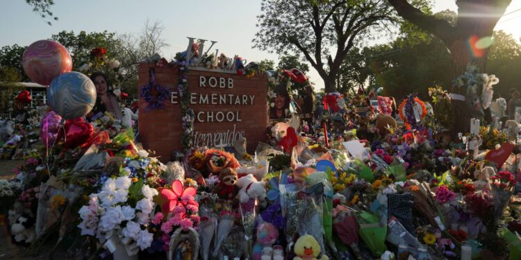 Texas town begins burying its children after school shooting