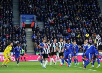 Newcastle power past Leicester to go second