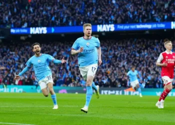 Man City hammer Arsenal to move two points off top