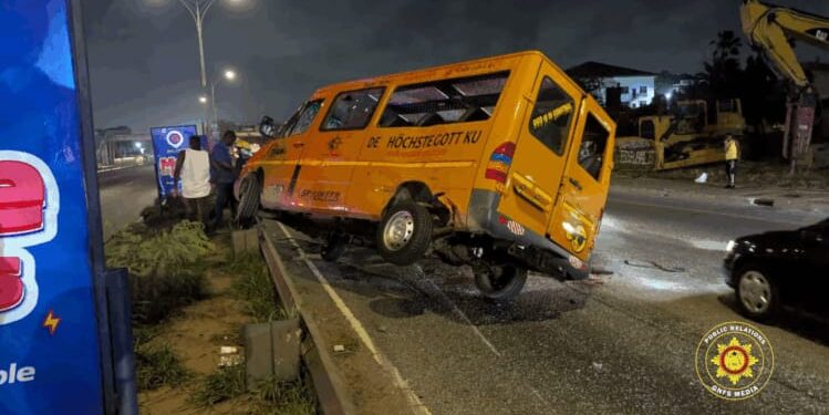 2 dead, 19 others sustain serious wounds in N1 Highway crash (Photos)