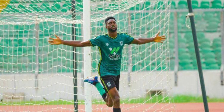 Asante Kotoko beat Hearts of Oak, European clubs to sign Emmanuel Mamah on 2 year deal